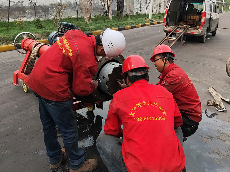 DN500循環(huán)水管道帶壓開孔順利完成！2.jpg
